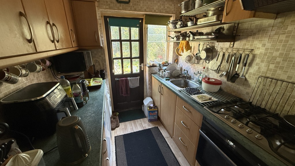 Lot: 97 - SEMI-DETACHED HOUSE LET ON A STATUTORY TENANCY - Internal image of kitchen